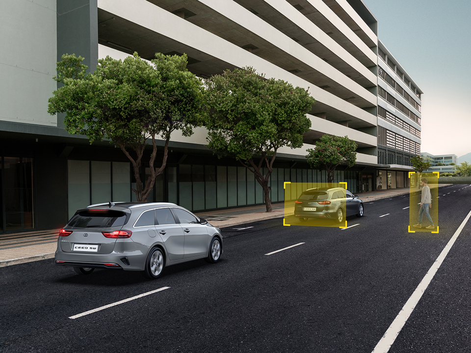 Sistem de asistare pentru evitarea coliziunii frontale cu automobilul din față